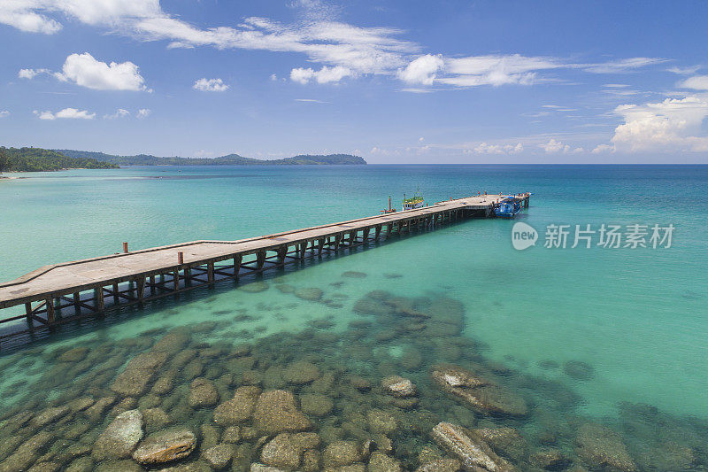 长木桥在美丽的热带岛屿海滩- Koh Mak在Trat，泰国。